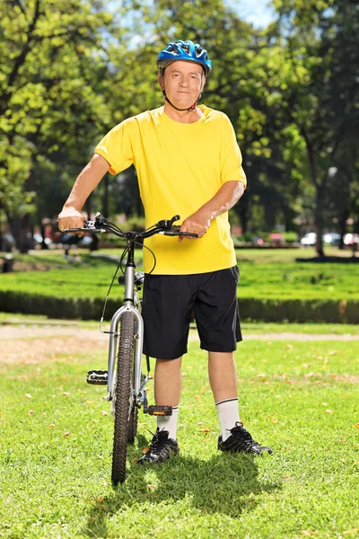 Pria dewasa di samping sepedanya — Stok Foto