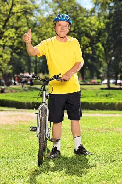 Homem ao lado de sua bicicleta — Fotografia de Stock