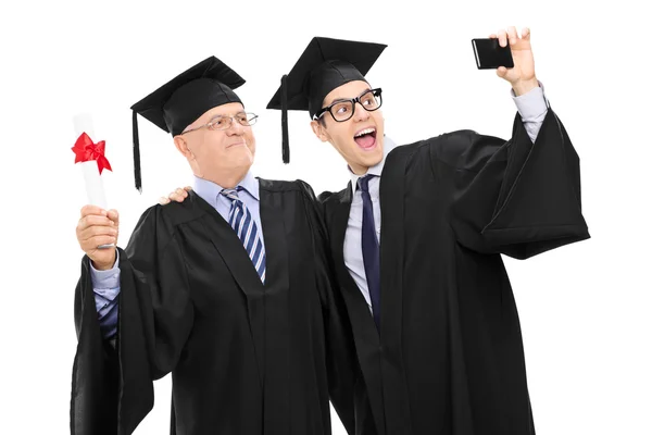 Senior y chico en vestidos de graduación — Foto de Stock