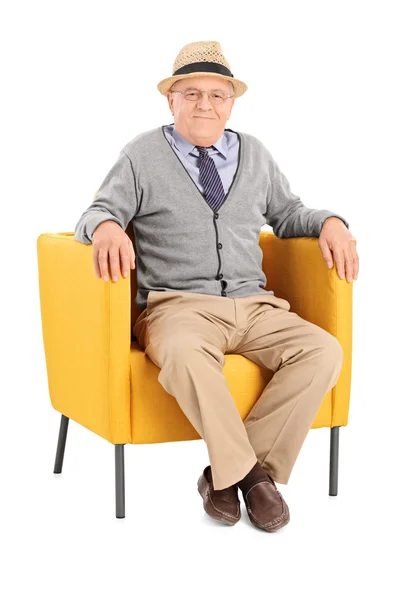 Senior zitten in moderne leunstoel — Stockfoto