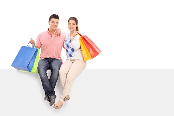 Marido e esposa segurando sacos de compras — Fotografia de Stock