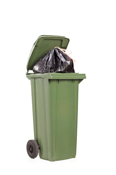 Большой зеленый мусорный бак — стоковое фото