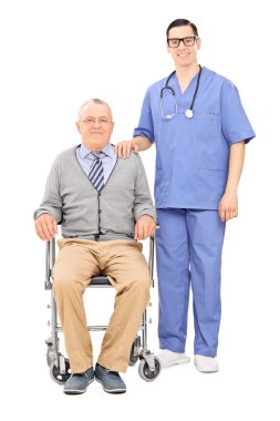 Erkek hemşire ve tekerlekli sandalye son sınıfta