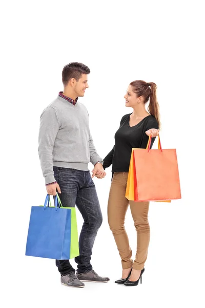 Jovem casal com sacos de compras — Fotografia de Stock