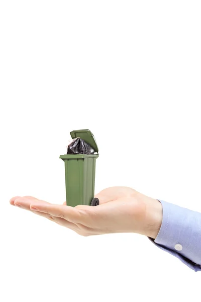 Hand holding green trash can — Stock Photo, Image