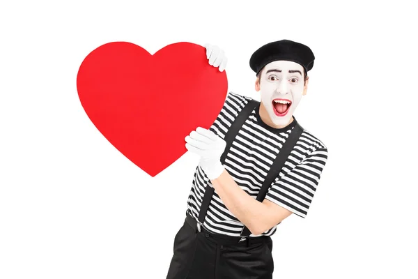 Mime artista segurando coração vermelho — Fotografia de Stock