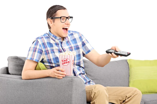 Homem assistindo TV e comendo pipocas — Fotografia de Stock