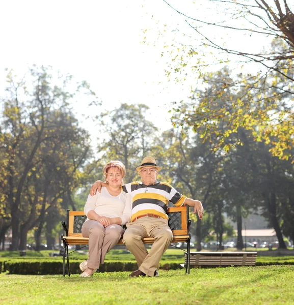 Couple d'âge mûr se détendre dans le parc — Photo