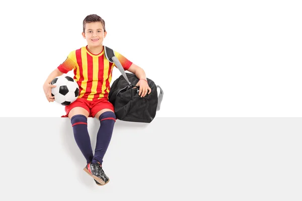 Çocuğun futbol holding — Stok fotoğraf