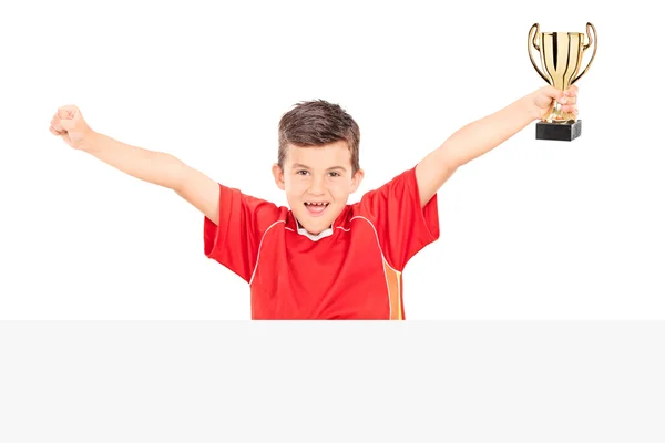 Fröhlicher Junior hält einen Pokal in der Hand — Stockfoto