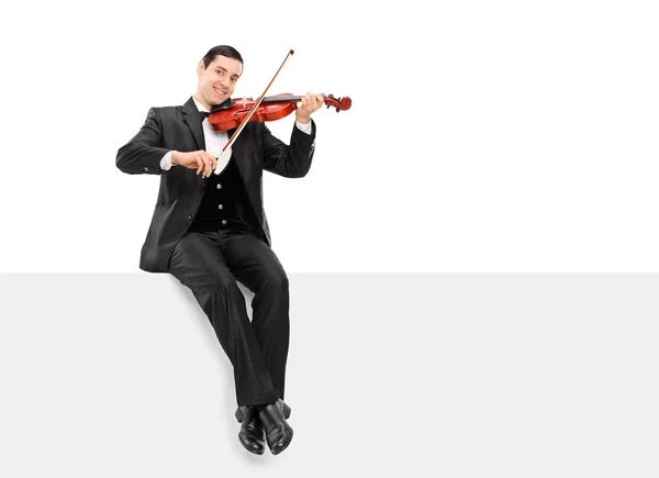 Violinista tocando no painel em branco — Fotografia de Stock