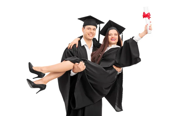 Casal jovem comemorando sua formatura — Fotografia de Stock