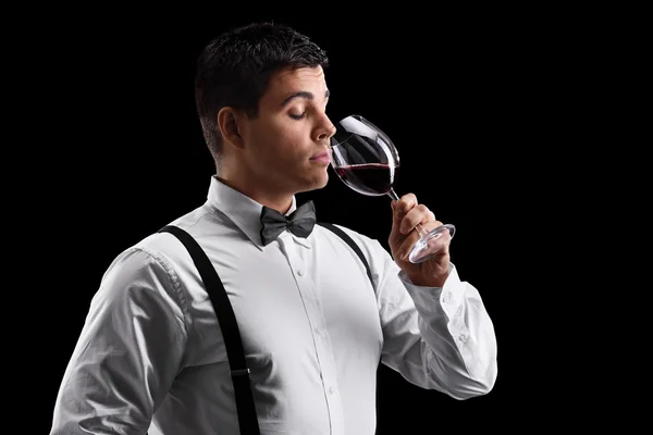 Elegante jonge kerel drinken van wijn — Stockfoto