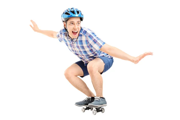 Gioioso ragazzo cavalcando piccolo skateboard — Foto Stock