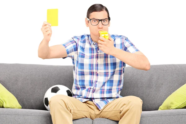 Tifoso di calcio in possesso di cartellino giallo — Foto Stock