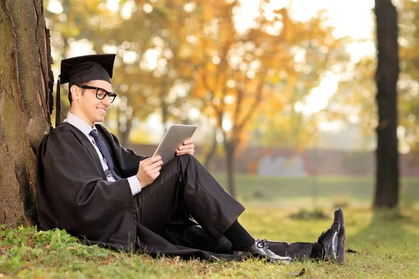 Graduado universitario trabajando en tableta — Foto de Stock