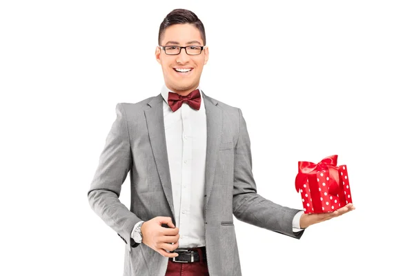 Elegante hombre sosteniendo un regalo —  Fotos de Stock