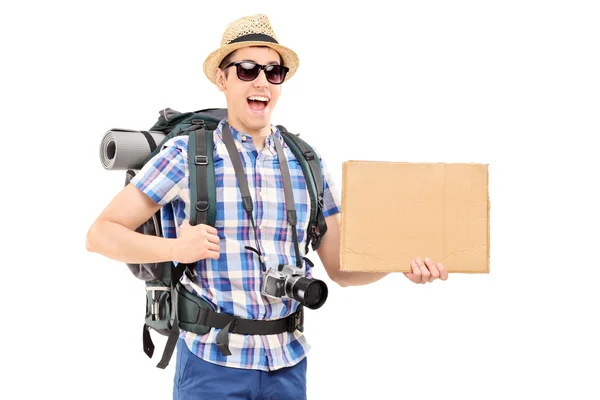Aufgeregter Tourist mit einem leeren Pappschild auf weißem Hintergrund — Stockbild Tourist mit Pappschild — Stockfoto