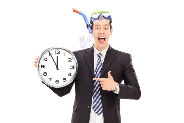 Бізнесмен з снорклом тримає годинник — стокове фото