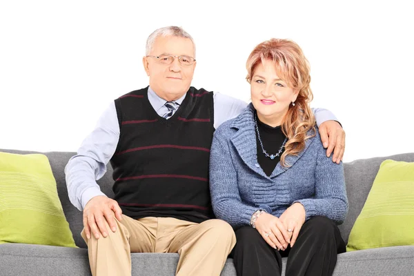 Härlig äldre par på soffa — Stockfoto