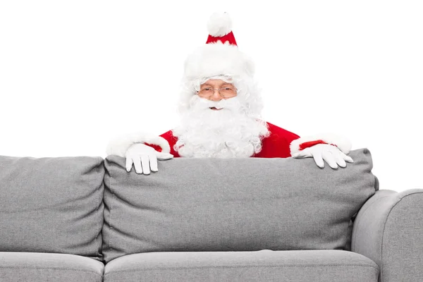 Άγιος Βασίλης που κρύβονται πίσω από τον καναπέ — Φωτογραφία Αρχείου