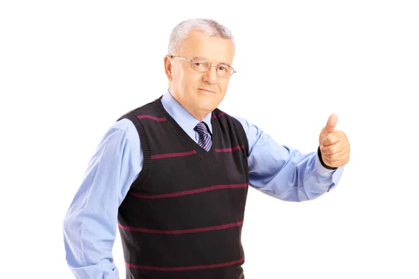 Senior herre ger tummen upp — Stockfoto