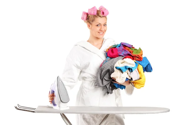 Mujer preparando ropa para planchar — Foto de Stock