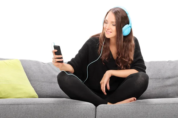 Mujer escuchando música — Foto de Stock