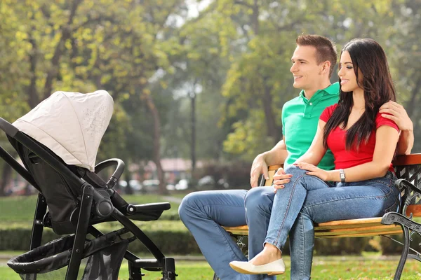 Parents avec bébé dans le parc — Photo