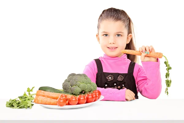 Dziewczynka jedzenie kiść warzyw — Zdjęcie stockowe