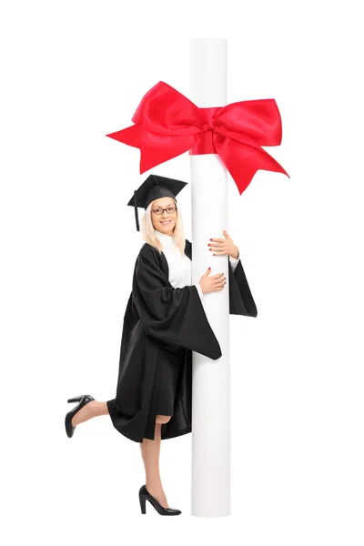 Studente laureata donna con diploma — Foto Stock