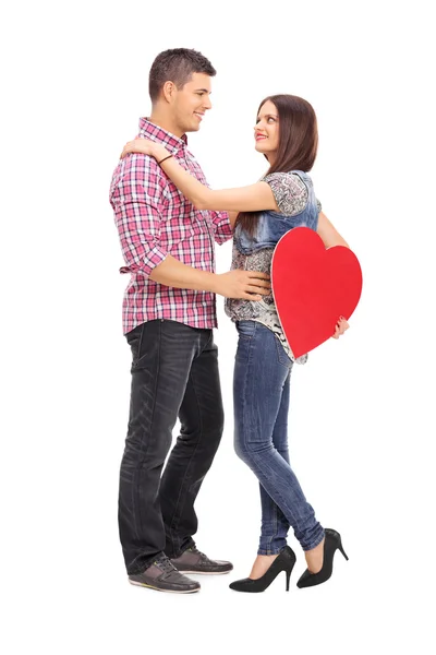 Menina segurando coração e namorado — Fotografia de Stock