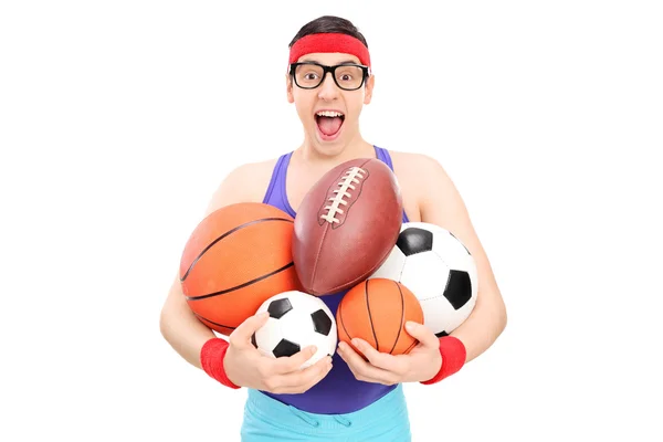 Nerdy ragazzo in possesso di palle sportive — Foto Stock