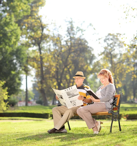 Elderly couple relaxing in park — Stock Photo, Image