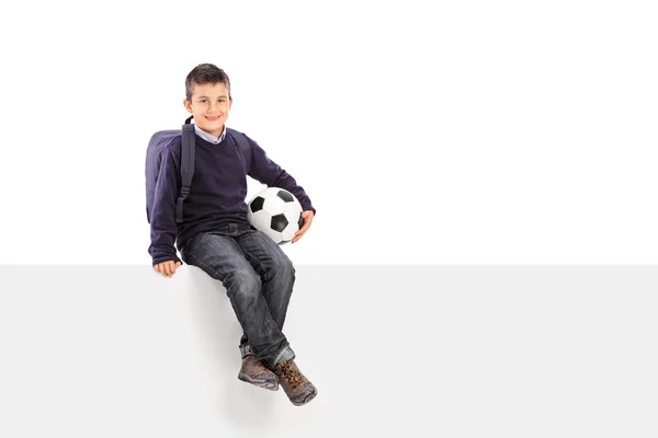 Schooljongen houden voetbal — Stockfoto