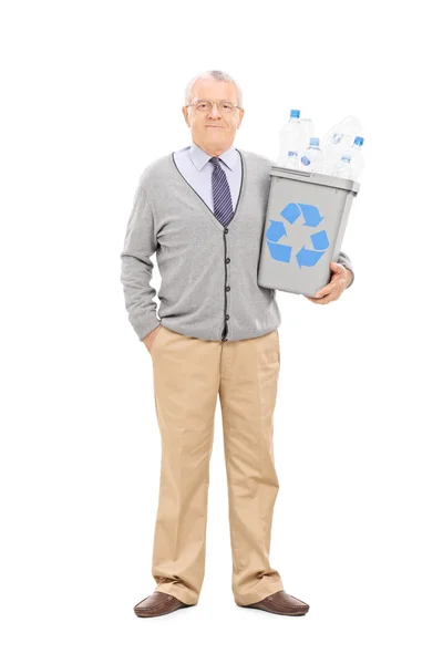 Caballero mayor sosteniendo papelera de reciclaje —  Fotos de Stock