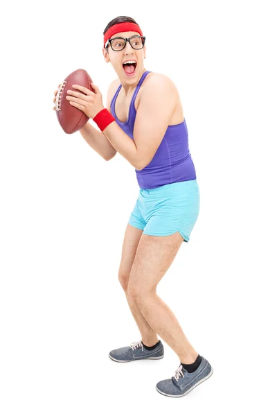 Joven empollón jugando fútbol — Foto de Stock