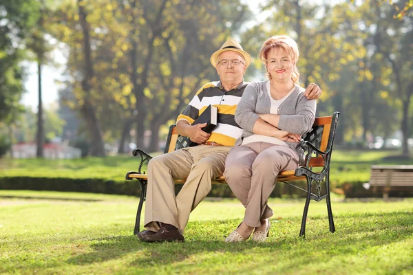 Pareja madura relajándose en el parque — Foto de Stock