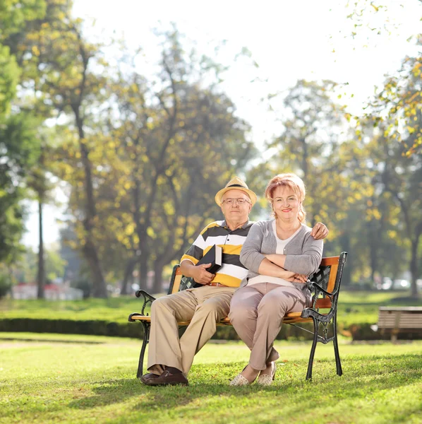 Зрелая пара наслаждается в парке — стоковое фото