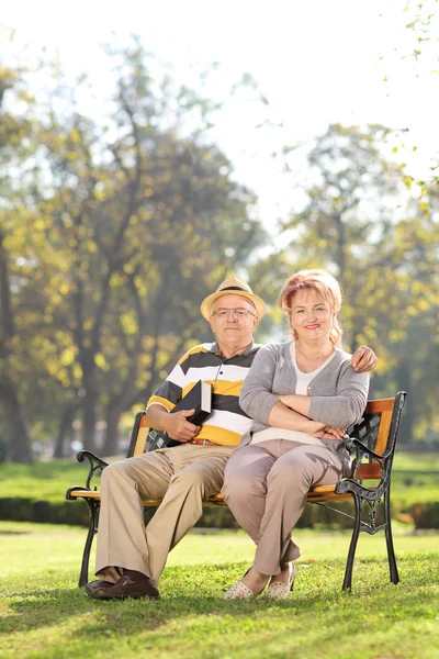Ältere Paare entspannen sich im Park — Stockfoto