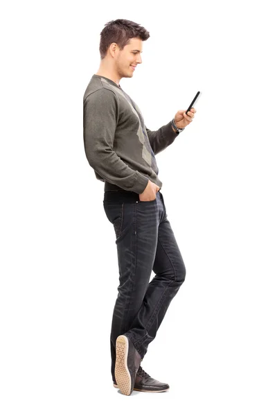Człowiek wiadomości tekstowe na telefon komórkowy — Zdjęcie stockowe