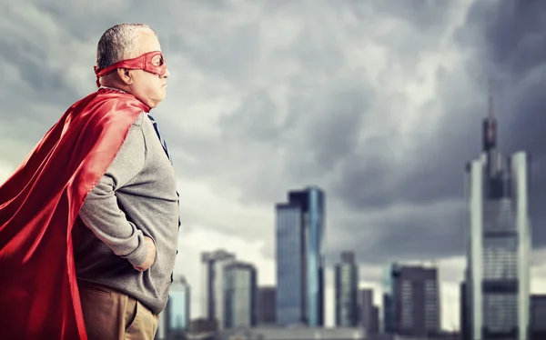 Superhero in front of city — Stock Photo, Image