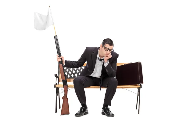 Empresário segurando rifle com bandeira — Fotografia de Stock