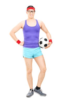 Nerdy atlet holding futbol