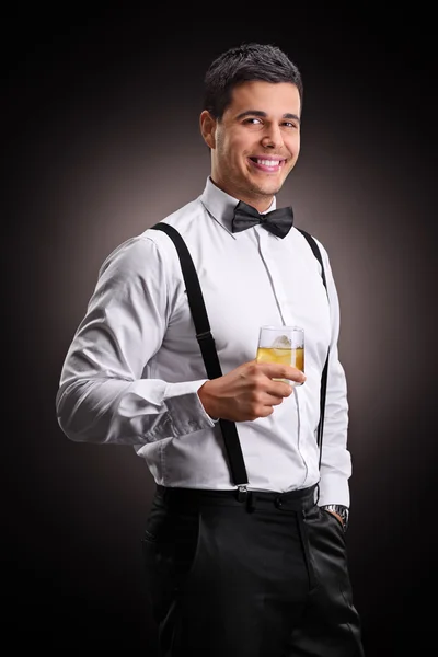 Веселый человек пьет бурбон — стоковое фото