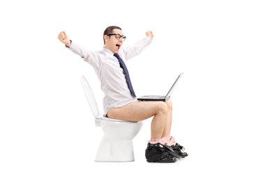 Dizüstü bilgisayarda çalışma neşeli adam