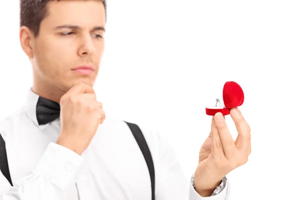 Hombre eligiendo un anillo de compromiso — Foto de Stock