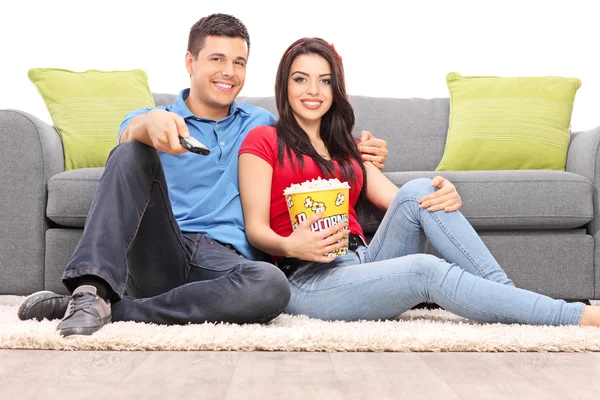 Pareja joven viendo la televisión — Foto de Stock