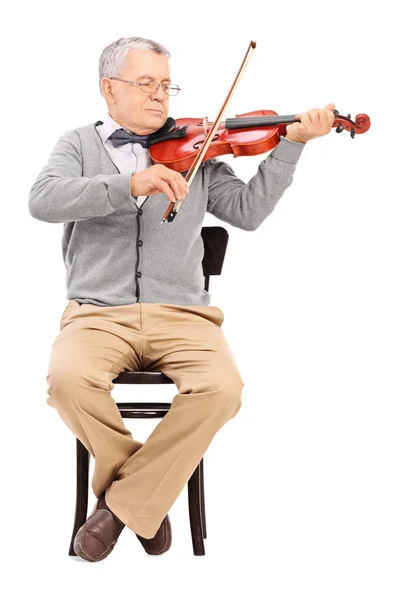 Старший джентльмен играет на скрипке — стоковое фото