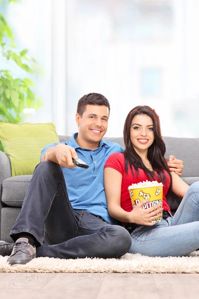 Pari syö popcornia kotona — kuvapankkivalokuva